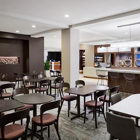 Отель Courtyard Milwaukee Downtown Экстерьер фото
