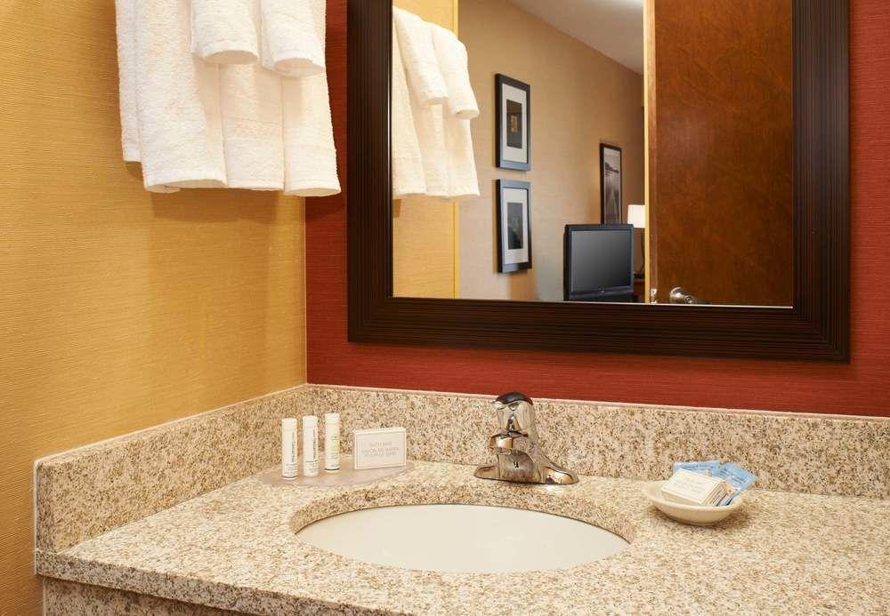 Отель Courtyard Milwaukee Downtown Экстерьер фото