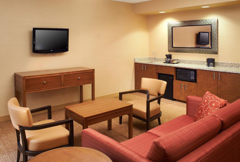 Отель Courtyard Milwaukee Downtown Экстерьер фото