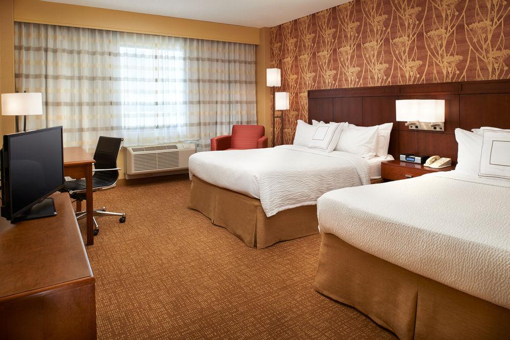 Отель Courtyard Milwaukee Downtown Экстерьер фото