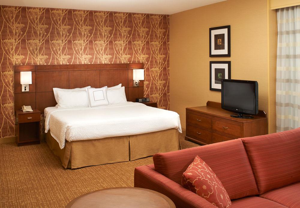 Отель Courtyard Milwaukee Downtown Экстерьер фото