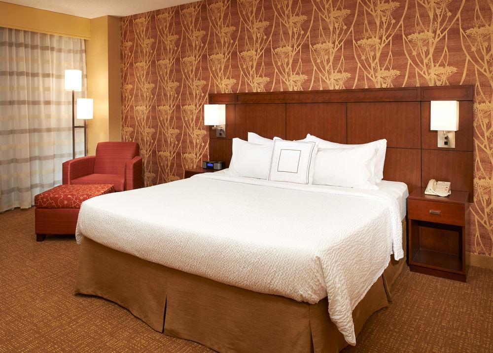 Отель Courtyard Milwaukee Downtown Экстерьер фото
