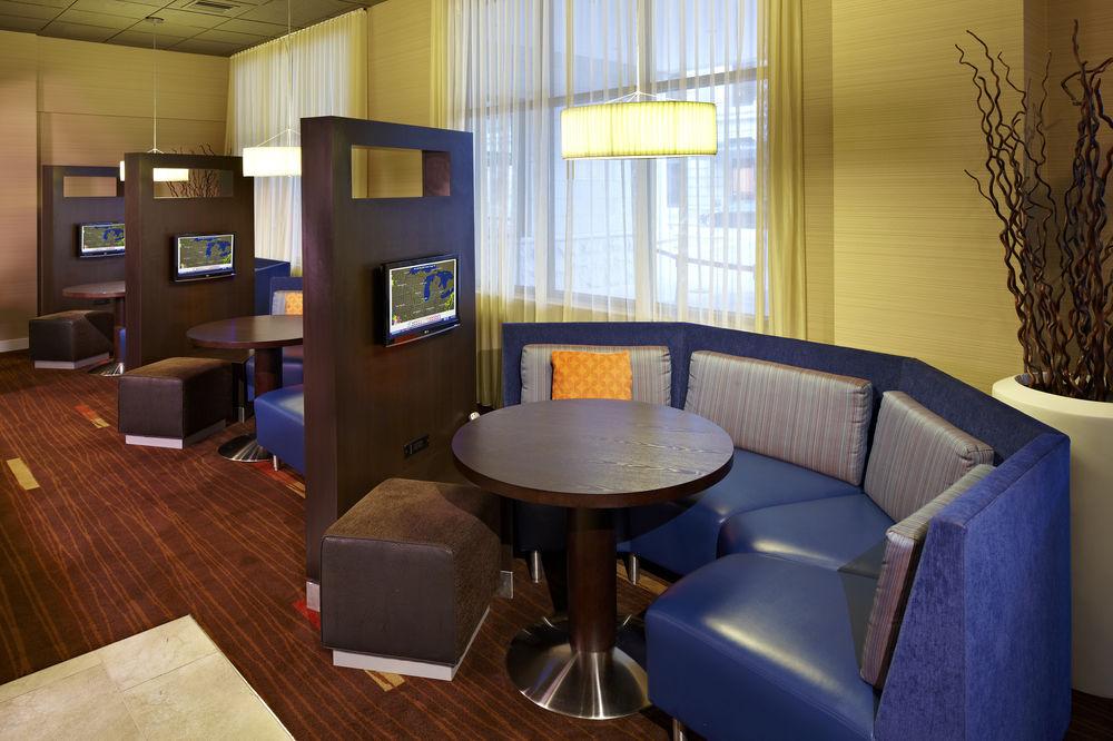 Отель Courtyard Milwaukee Downtown Экстерьер фото