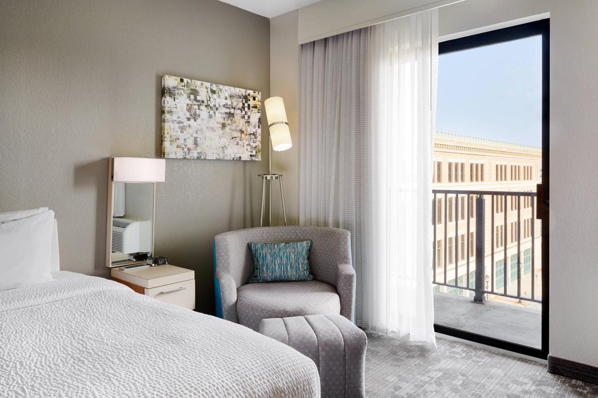 Отель Courtyard Milwaukee Downtown Экстерьер фото