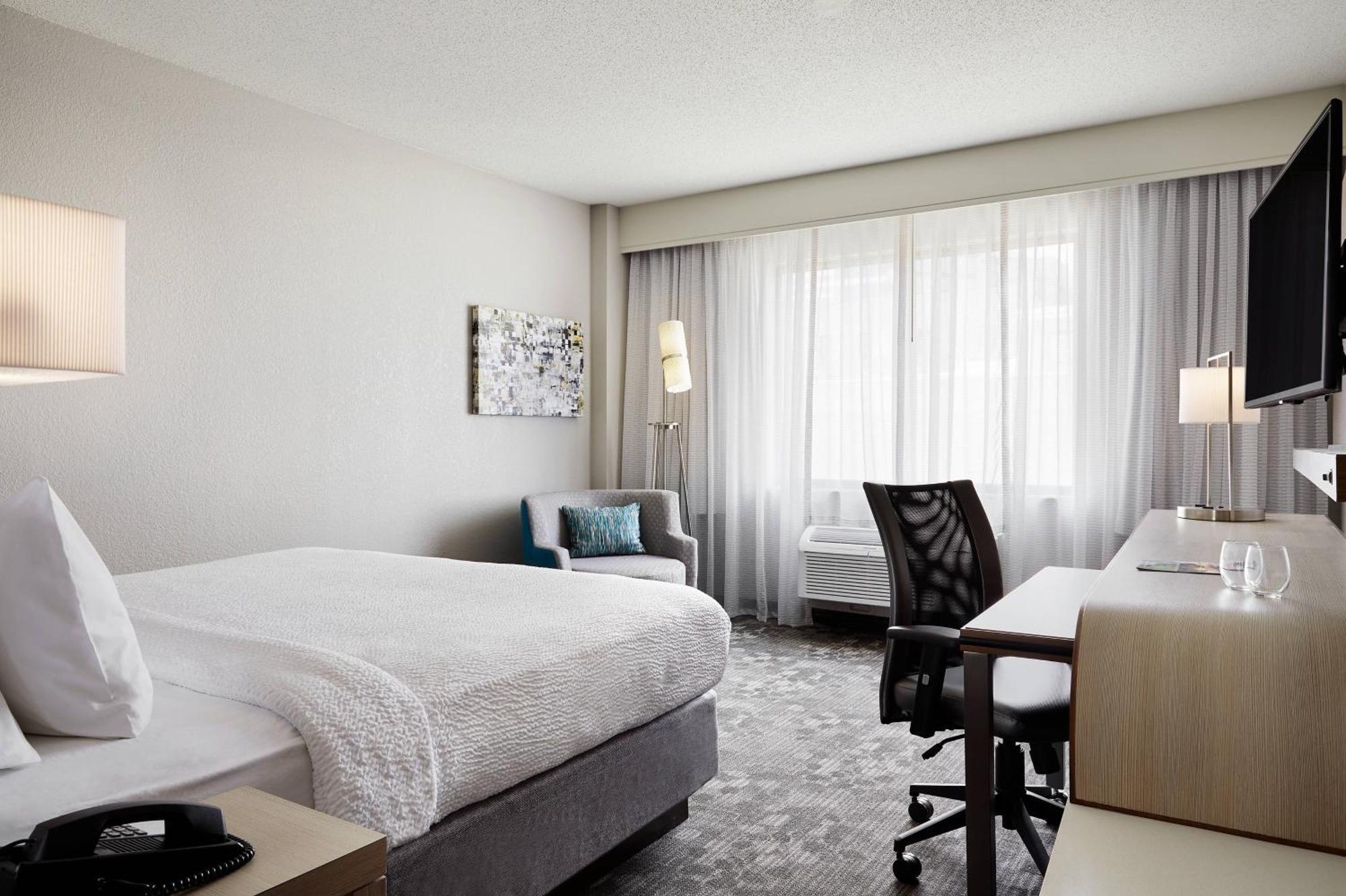 Отель Courtyard Milwaukee Downtown Экстерьер фото