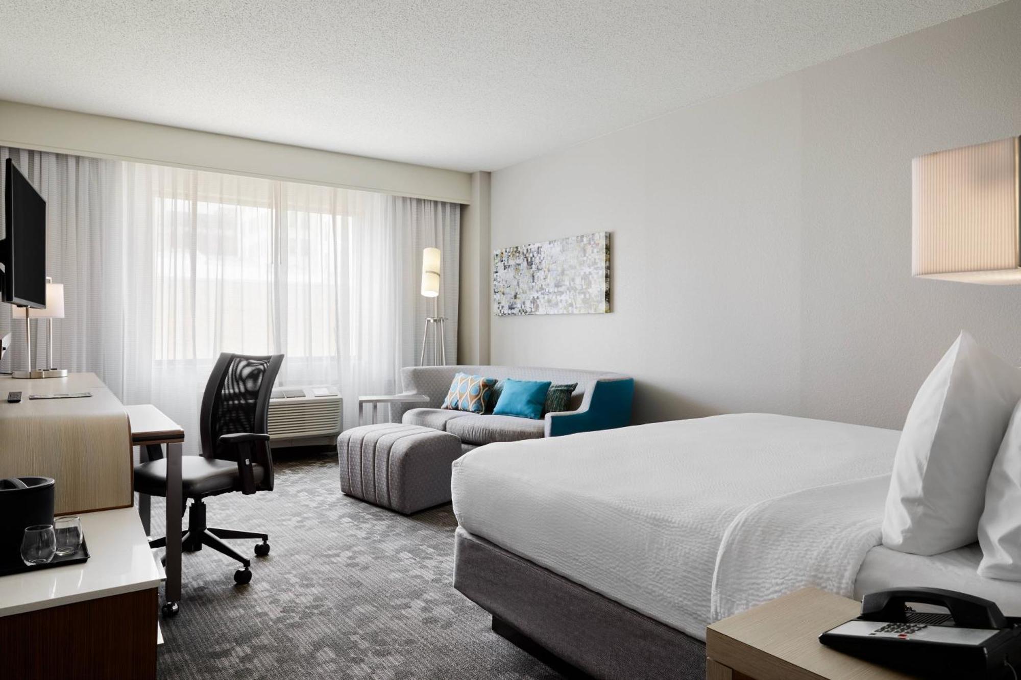 Отель Courtyard Milwaukee Downtown Экстерьер фото