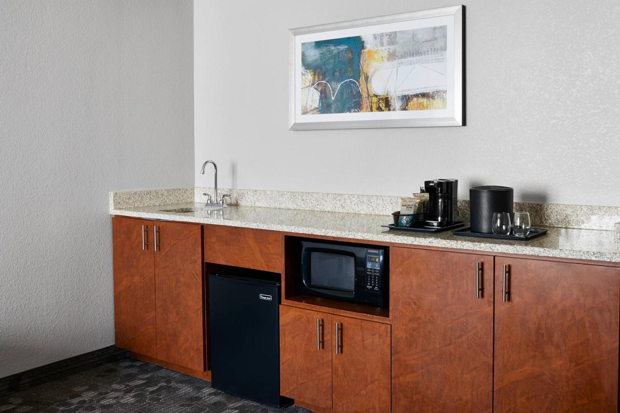 Отель Courtyard Milwaukee Downtown Экстерьер фото