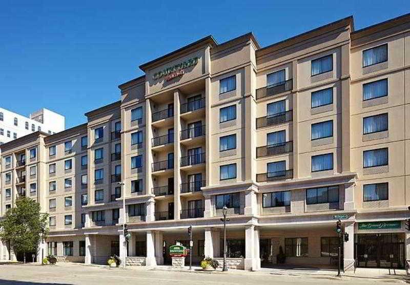Отель Courtyard Milwaukee Downtown Экстерьер фото