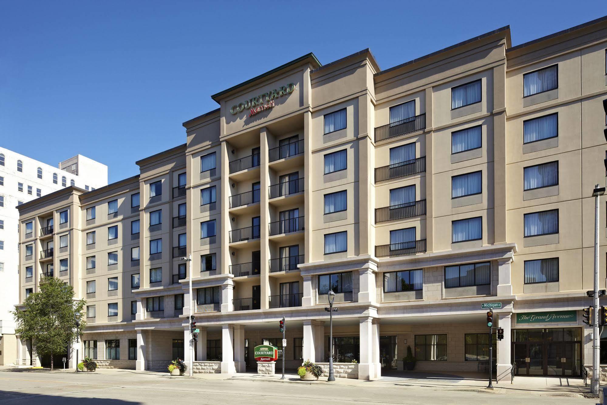 Отель Courtyard Milwaukee Downtown Экстерьер фото
