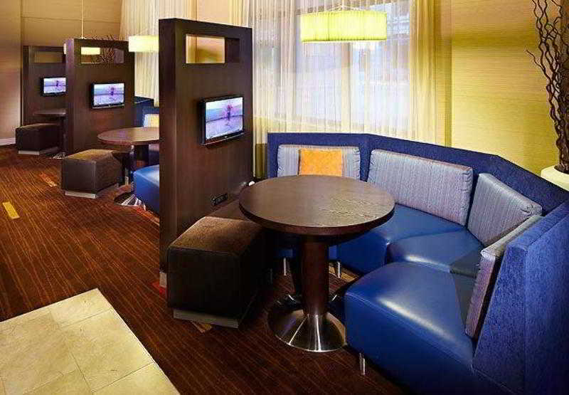 Отель Courtyard Milwaukee Downtown Экстерьер фото